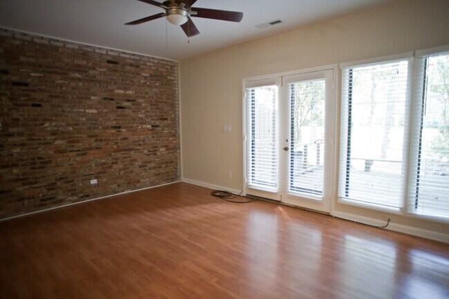 Building Photo - Cute 2-bedroom townhome in The Oaks!