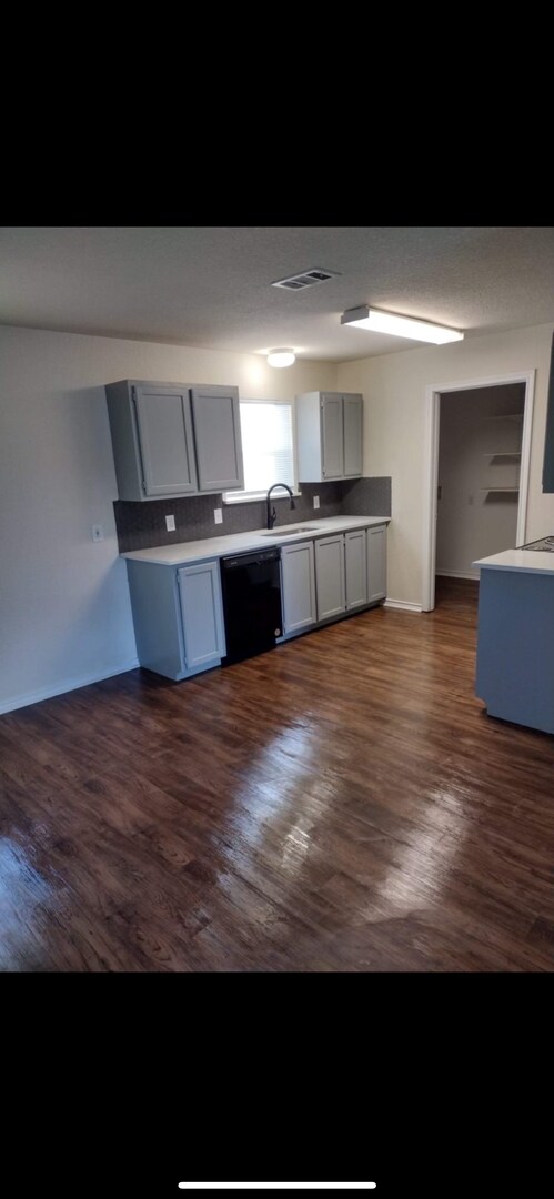Foto del edificio - Full Brick 3 bedroom 2 bath 2 car garage H...