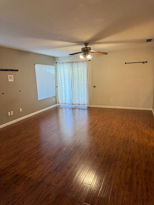 Building Photo - Single Story Halfplex in Natomas