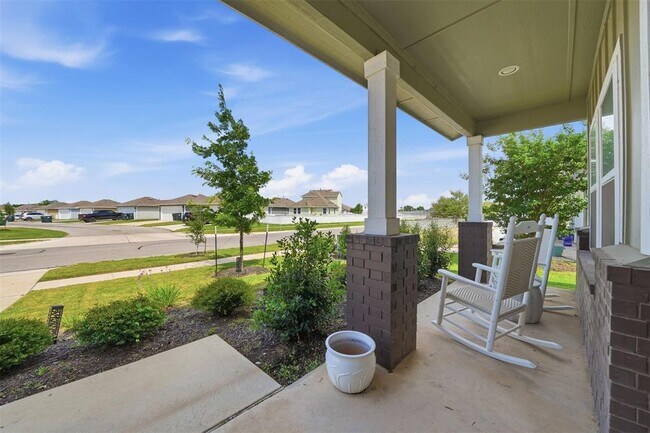 Foto del edificio - 641 Running Creek Dr