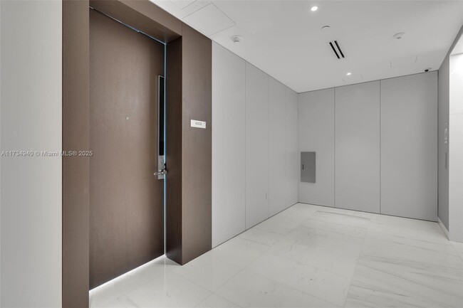 Building Photo - 300 Biscayne Blvd Way