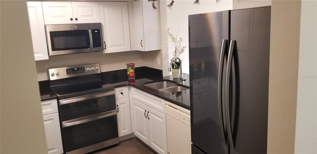 Building Photo - 422 S Netherwood Cres