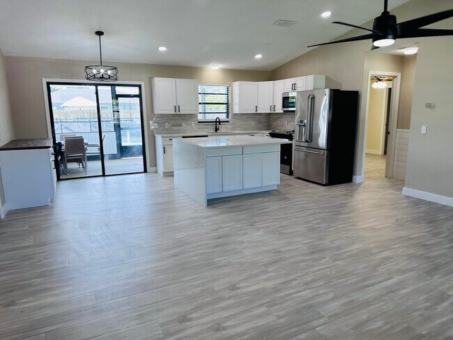 Foto del edificio - 574 NW Marion Ave