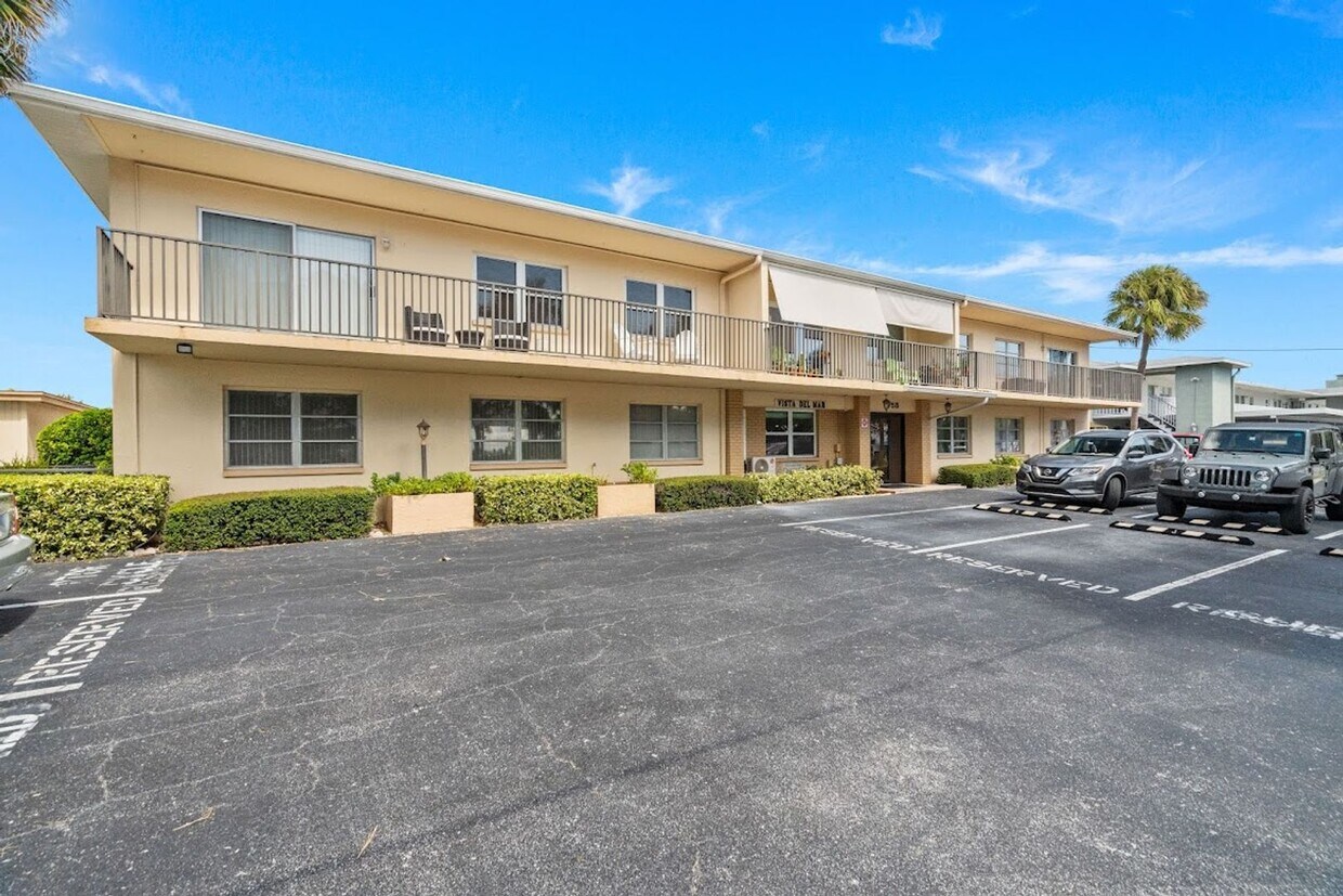 Foto principal - Waterfront Views! Fully updated 2/2 condo