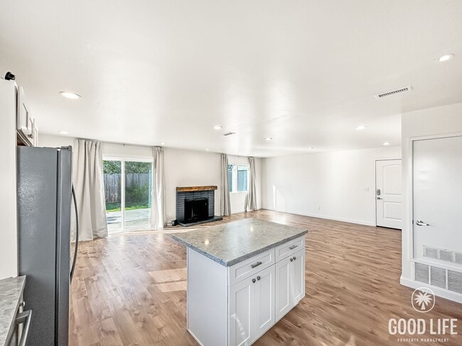 Building Photo - Beautiful 3BD/2BA with Updated Kitchen, 2-Car Detached Garage and A/C in Clairemont!