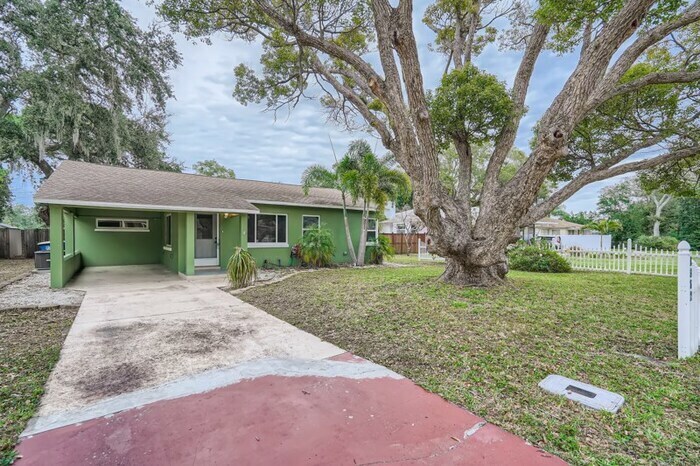 Foto principal - 1362 Admiral Woodson Lane, Clearwater, FL,...