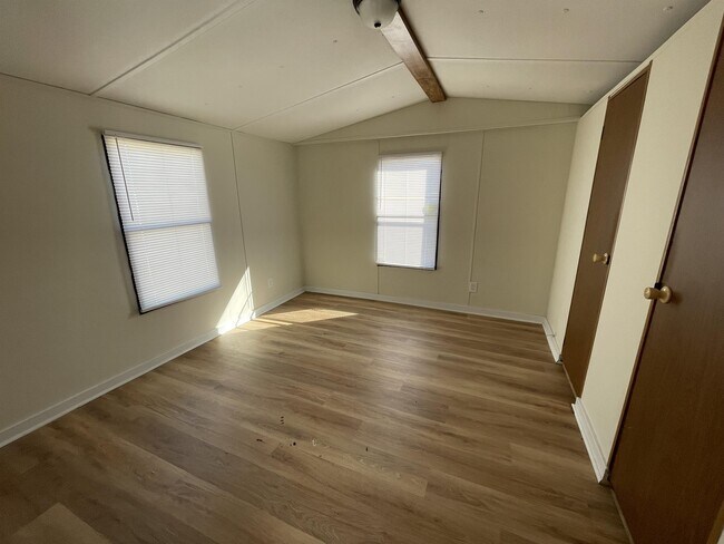 Building Photo - 531 Canterbury Ct