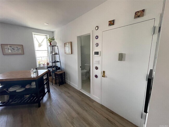 Foto del edificio - 112-16 Rockaway Beach Blvd