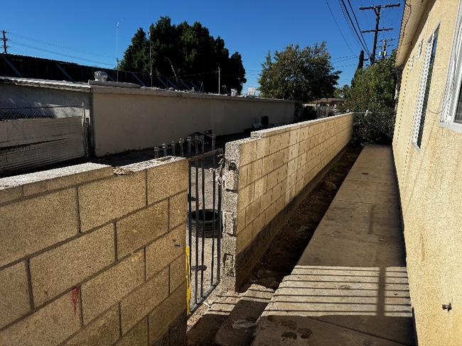 Foto del edificio - 1239 N Roxbury Dr