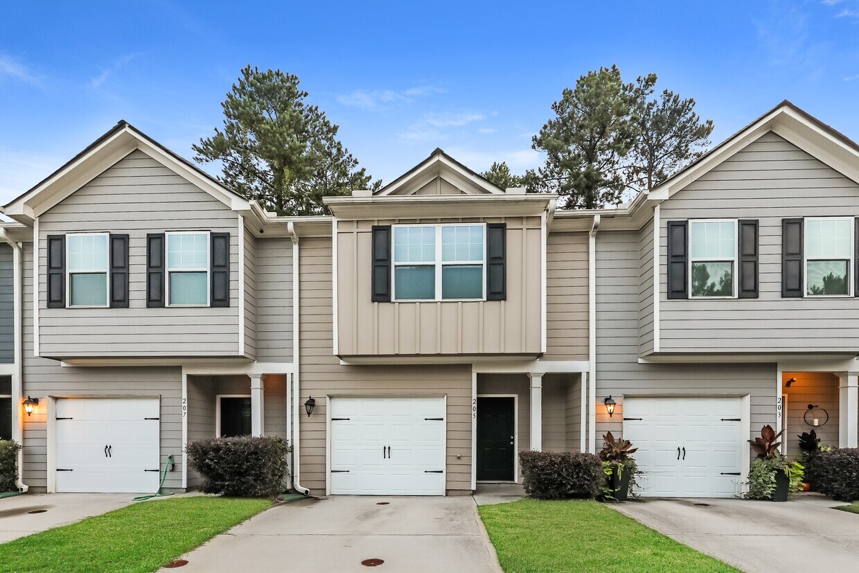 Foto principal - 205 Highwood Ln
