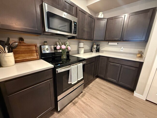 Foto del edificio - 3 BR 2.5 BA, 2 car garage townhome for ren...