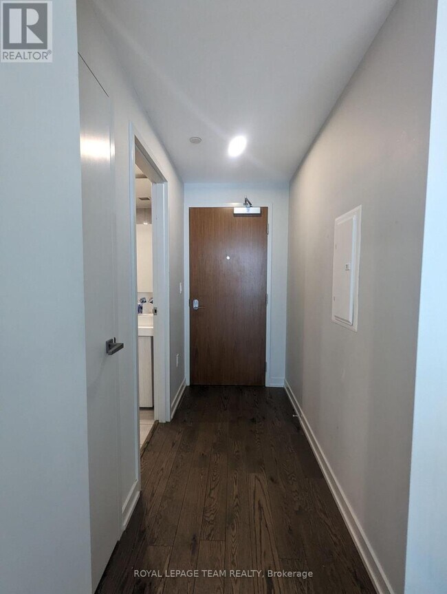 Building Photo - 101 Queen St