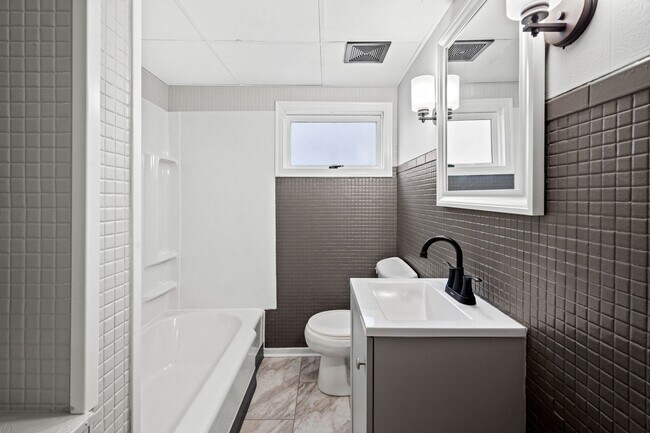 Building Photo - Stunning 3 bedroom home in Carrick available May 15!