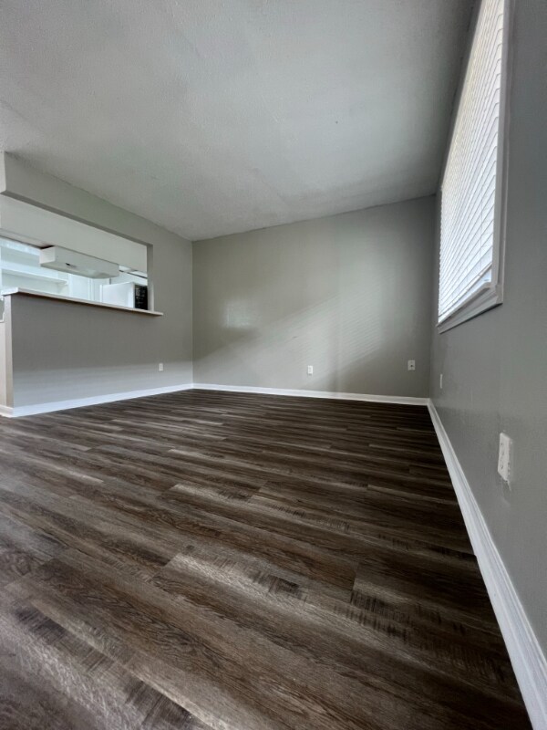 Foto del edificio - 2120 Strawberry Rd