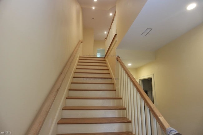 Building Photo - 4 br, 3.5 bath  - 8 Cufflin St # Bs