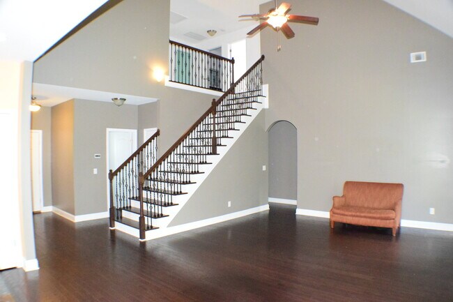 Foto del edificio - Beautiful home featuring 4 bedrooms, 2.5 bath and a loft.