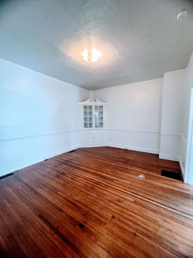 Building Photo - Cozy 2 Bedroom House with Fenced Courtyard...