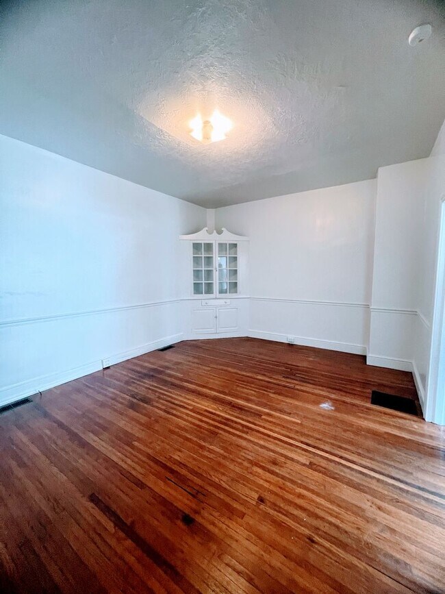 Foto del edificio - Cozy 2 Bedroom House with Fenced Courtyard...