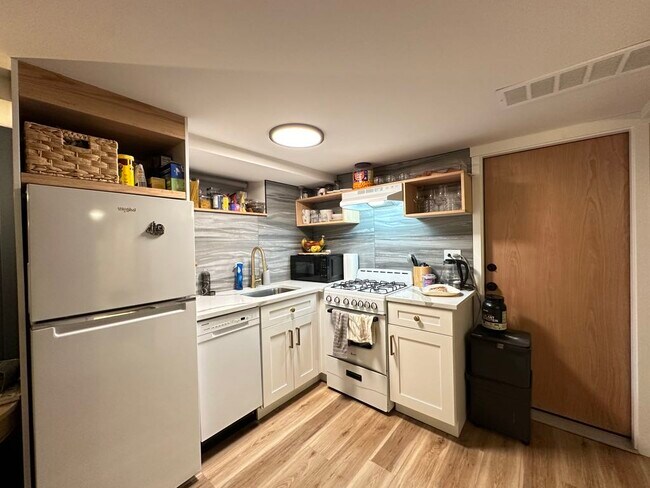 Building Photo - 908 N California Ave