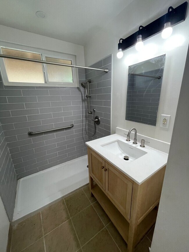 Building Photo - Charming 3br 1bth - Quiet Street
