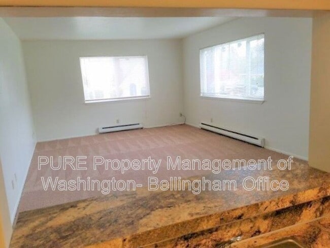 Building Photo - 1420 Lakeway Dr