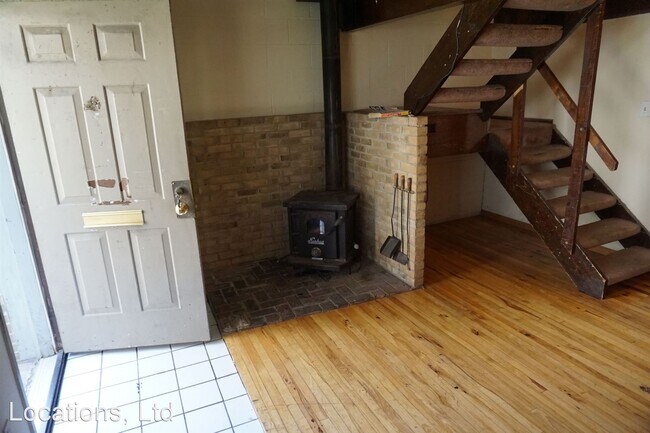Building Photo - 4 br, 2 bath Apartment - 64 W Northwood 64...