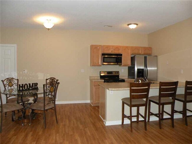 Foto del edificio - 6450 Pleasant St
