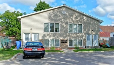 Building Photo - 208 Christina St S