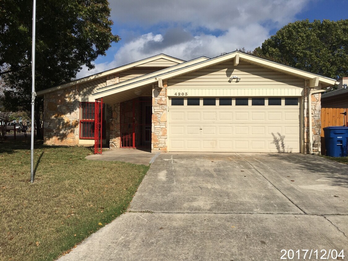 Cute 3/2 Home Available for Immediate Move In! - Cute 3/2 Home Available for Immediate Move In!