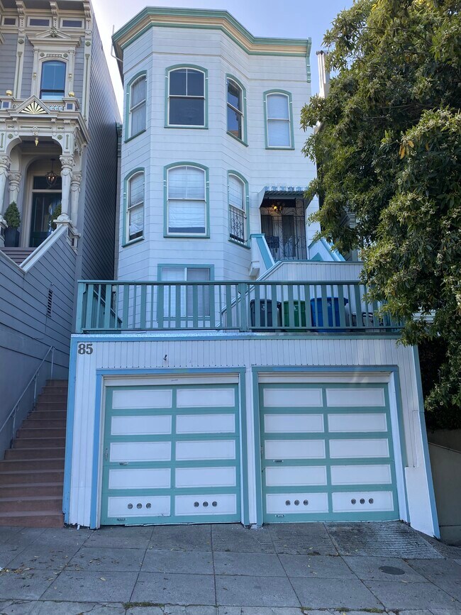Two Bdr, 1 bathroom, living room - 85 Scott St