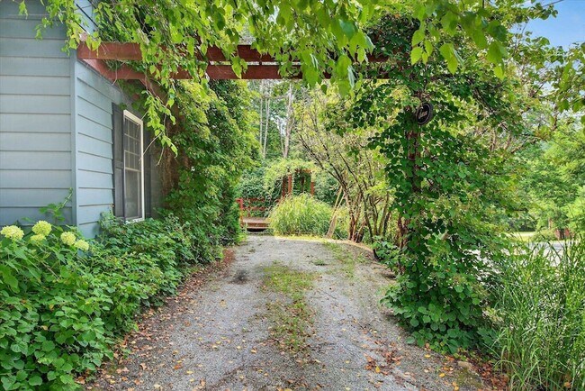 Foto del edificio - 485 Brook Rd