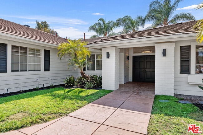 Building Photo - 655 Calle Ladera