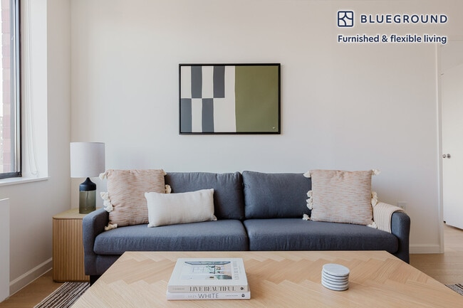 Building Photo - 255 W 94th St