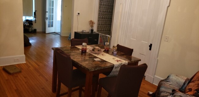 Building Photo - 314 w clinton st