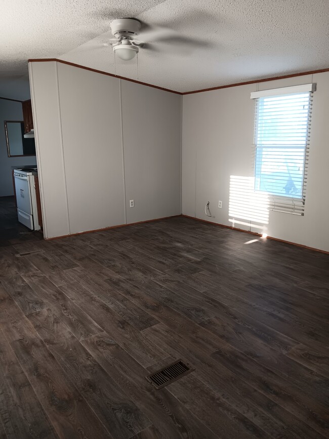 Building Photo - 548 Pitts Loop
