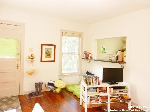 Building Photo - 320 1/2 E Lullwood Ave