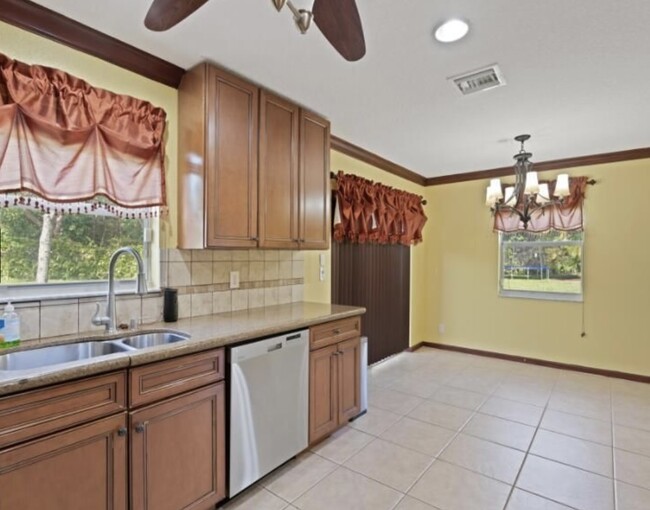 Kitchen - 873 Imperial Lake Rd