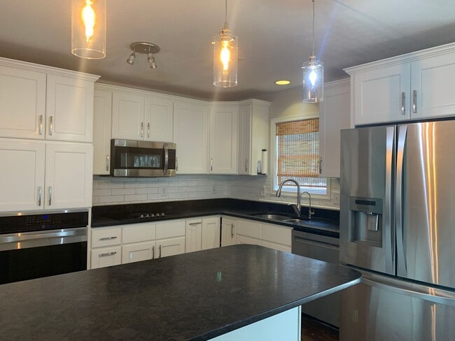 Building Photo - 3 Bedroom 2 Bath Home in Manteo Available ...