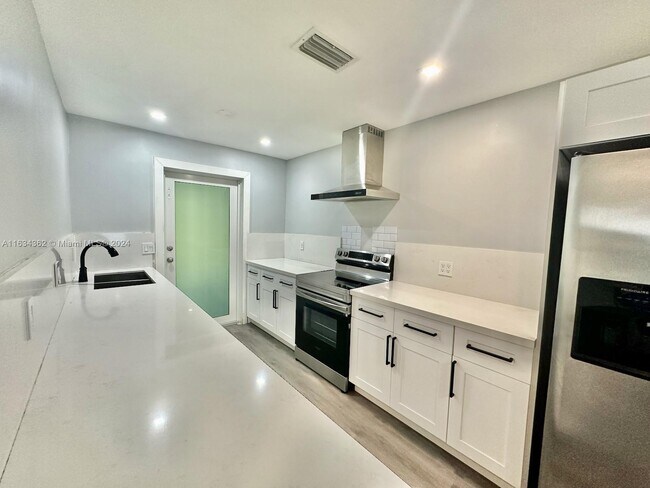 Building Photo - 330 Holloway Dr