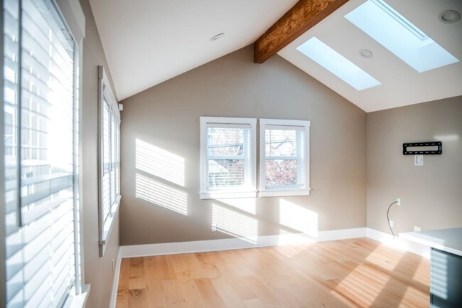 Building Photo - 2B/1.5Ba Seattle House