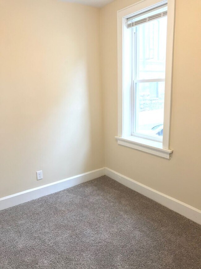 Interior Photo - 421-425 Washington