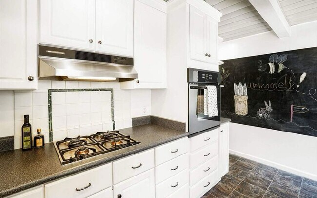 Building Photo - Coming Soon! Modern & Comfortable 3 Bed, 1...