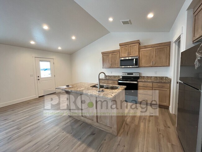 Foto del edificio - Brand New 3 Bed / 2 Bath Townhouse with 2-...