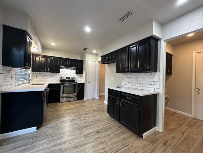 Photo - 1149 Midway Dr House