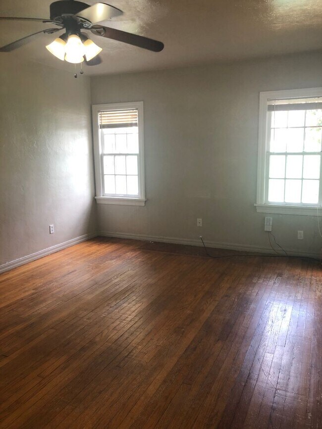 Foto del edificio - 2 Bed 1 Bath - Refrigerator Included - Urb...