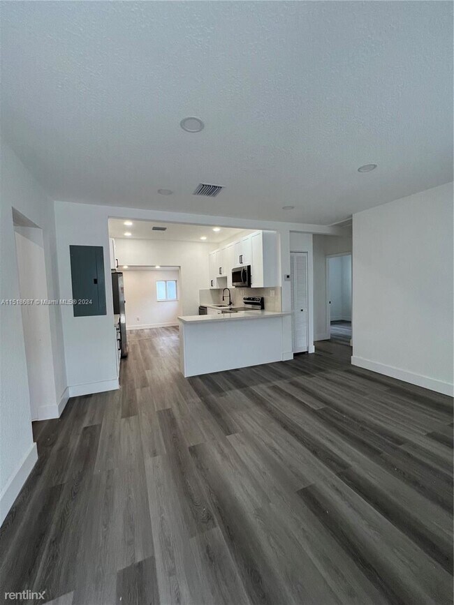 Foto del edificio - 3 br, 2.5 bath House - 5511 NW 1st Ave # 5511