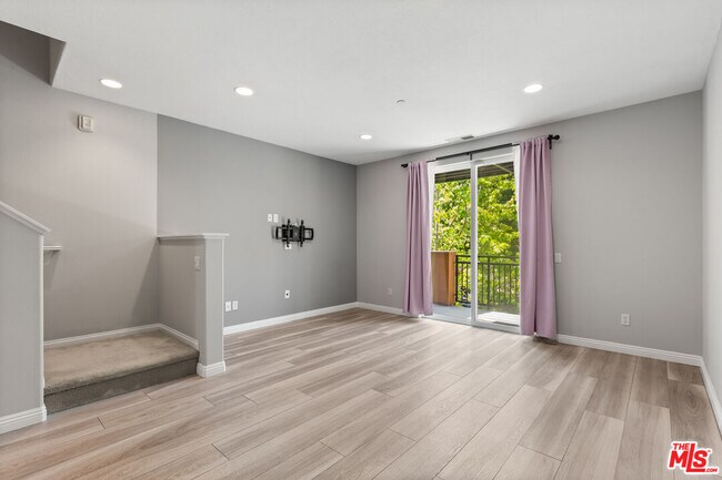 Foto del edificio - 8620 Belford Ave