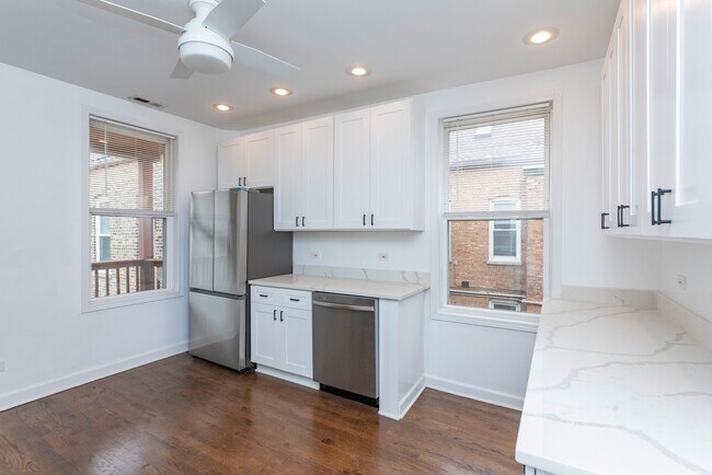 Building Photo - 1426 N Greenview Ave