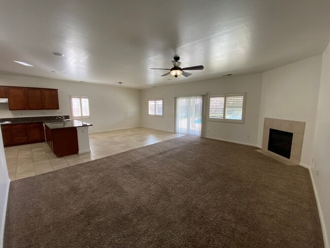 Building Photo - Spacious home with pool Rent Ready!