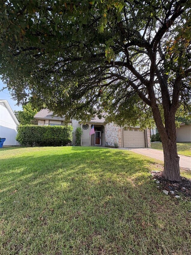 Foto principal - 2216 Quiet Wood Dr